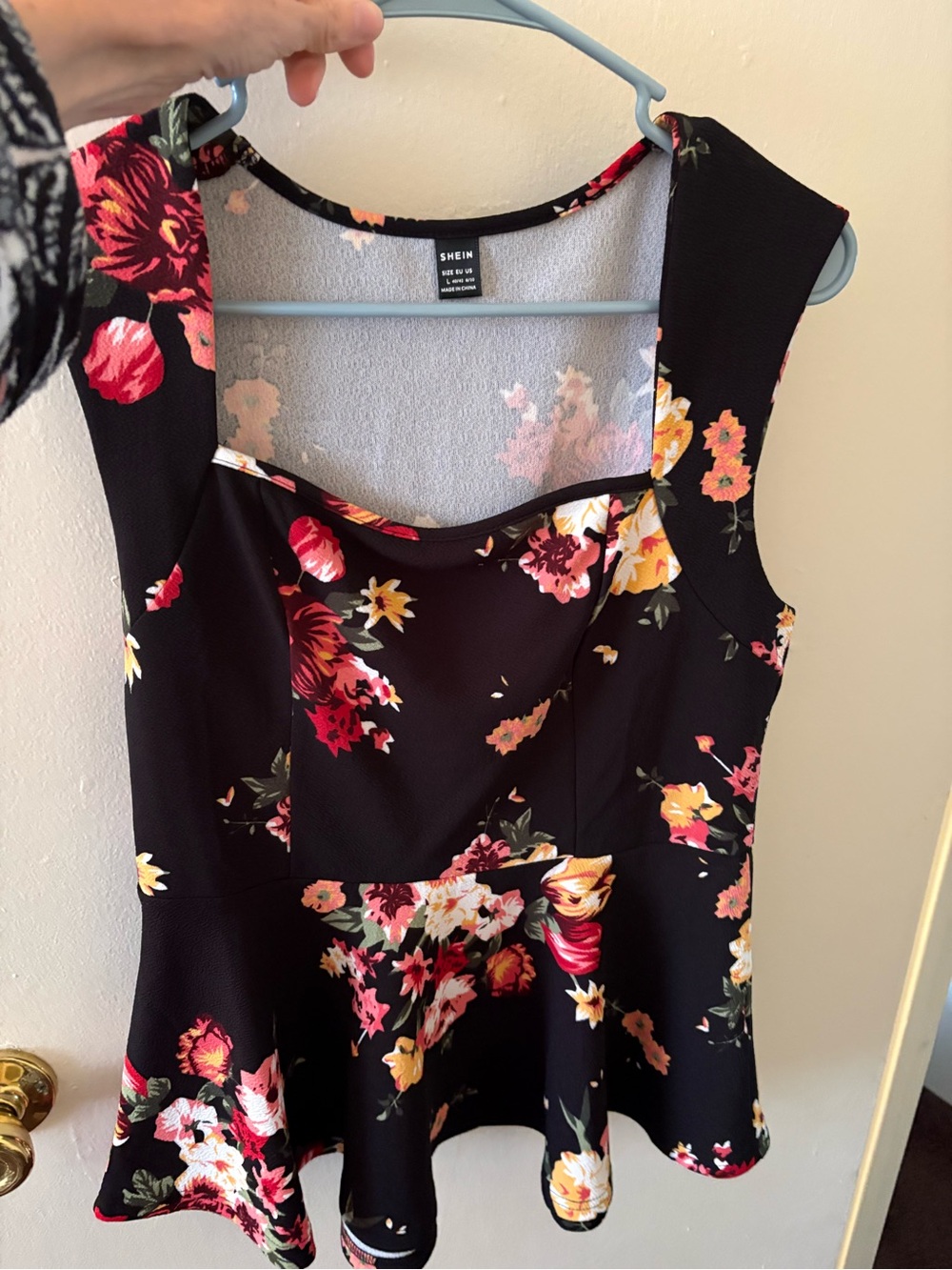 Brand New Women’s LG Floral Top